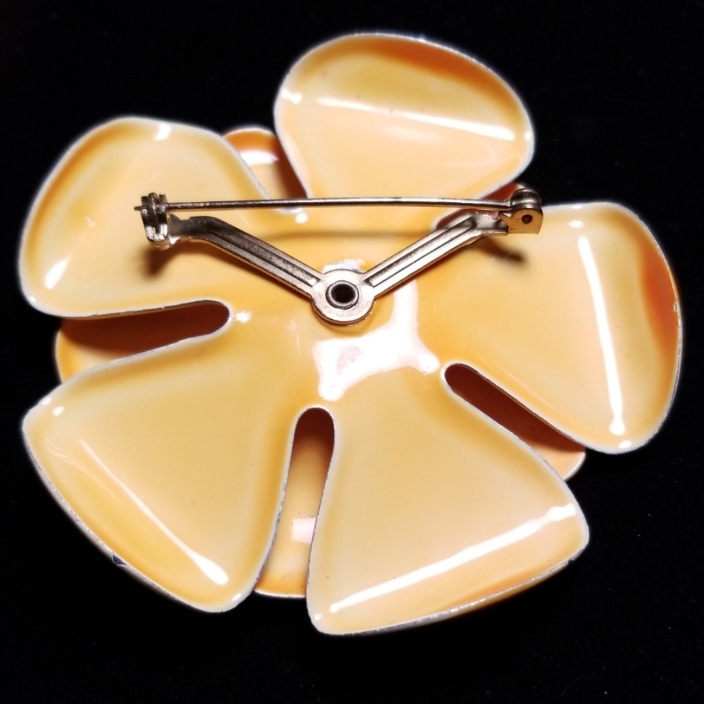 Vintage Enamel Flower Daisy Brooch Pin - Picture 9 of 14